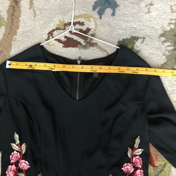 Black Rose Applique Romper Flare Sleeve Size Medium - Picture 6 of 7